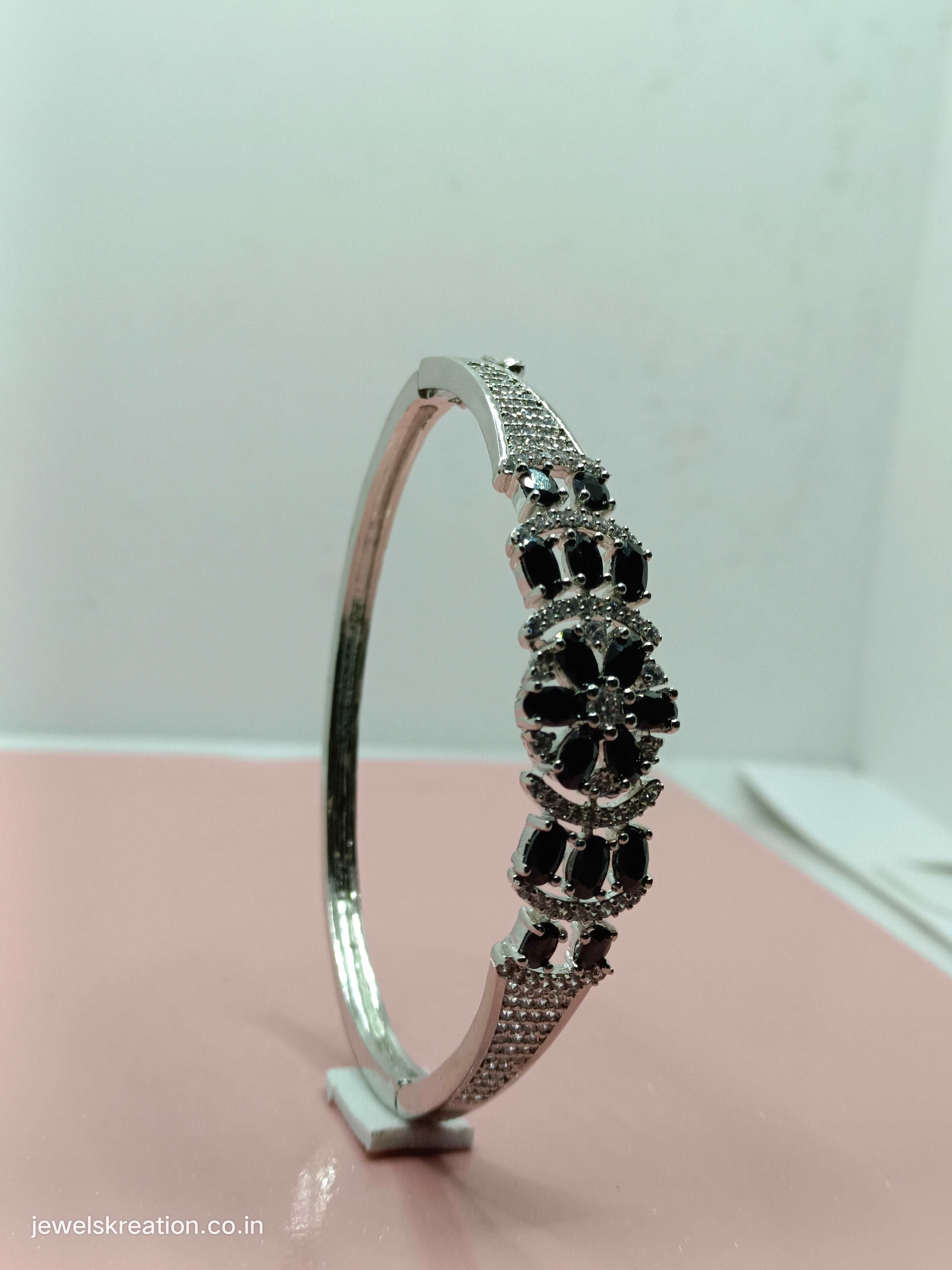 WOMEN'S CLASSIC CHAIN SILVER 6.5MM TIGA CHAIN BRACELET, Black Sapphire  Clasp - Mani Jewellers